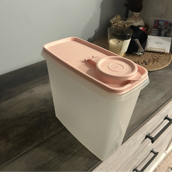 Vintage Tupperware Cereal Keeper 1588-5 w/ Pink Lid Snack Storage Container - Picture 2 of 6